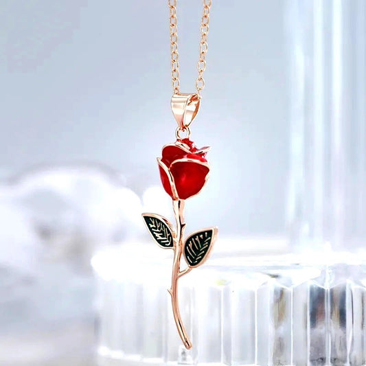 Pendentif en émail rouge en forme de rose en fleurs